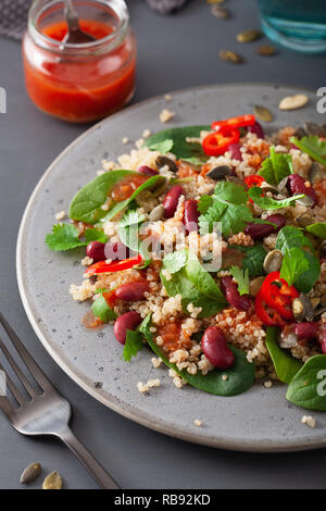 Gesunde Bohne und Quinoa Salat mit Spinat, Chili Stockfoto