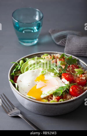 Quinoa Schüssel mit Spiegelei, Avocado, Tomate, Rakete. Gesunde vegetarische Mittagessen Stockfoto