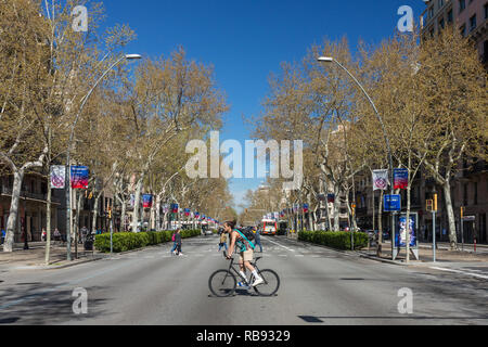 Barcelona, Spanien - 28. März 2018: Radfahrer Crossing Road Kreuzung. Fahrrad als städtische Verkehrsmittel in Barcelona Stockfoto