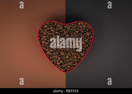 Kaffeebohnen in heart-shaped box, zwei Farben Hintergrund, Ansicht von oben Stockfoto