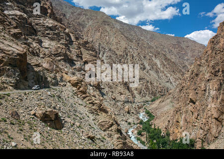 Auto auf der Höhe berg Straße in Ladakh, Himalaya, Indien Stockfoto