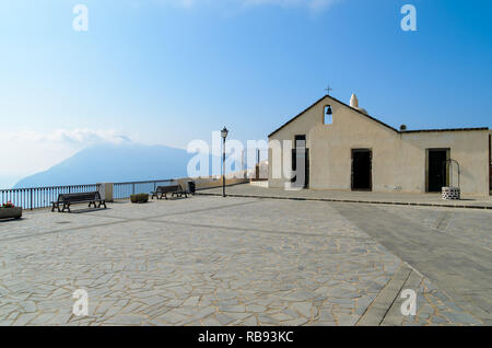 Heiligtum der Heiligen Jungfrau, alte Kirche in Quattropani, Lipari, mit herrlichem Panoramablick auf das Tyrrhenische Meer und die Äolischen Inseln. Stockfoto