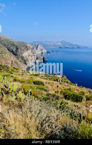 Atemberaubende Aussicht auf das Valle Muria Strand in Lipari und die Faraglioni. Im Hintergrund der Krater von Vulcano Insel. Äolische Inseln, Sizilien Stockfoto