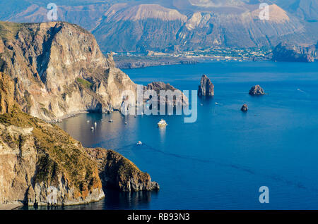 Atemberaubende Aussicht auf das Valle Muria Strand in Lipari und die Faraglioni. Im Hintergrund der Krater von Vulcano Insel. Äolische Inseln, Sizilien Stockfoto