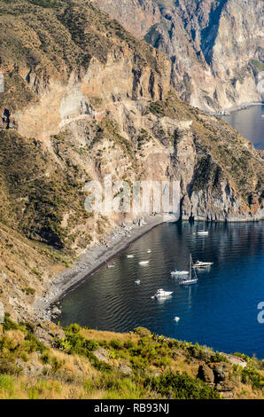 Atemberaubende Aussicht auf das Valle Muria Strand in Lipari und die Faraglioni. Im Hintergrund der Krater von Vulcano Insel. Äolische Inseln, Sizilien Stockfoto