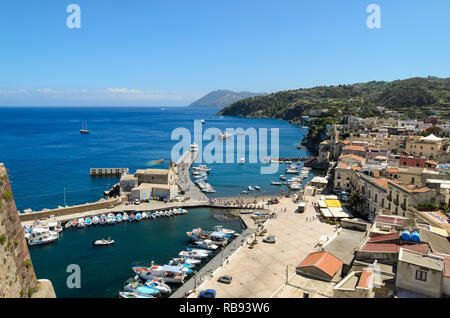 Panoramablick Blick auf Innenstadt und Hafen von Lipari, Äolische Inseln, Sizilien, Italien Stockfoto