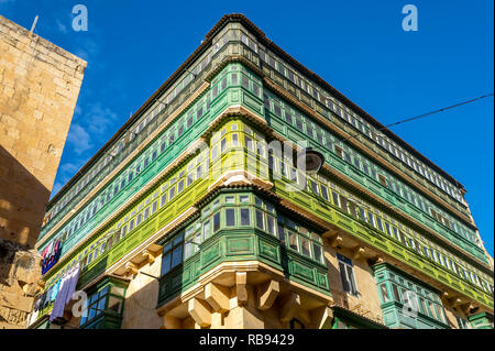 Traditionelle maltesische Apartment Gebäude in Valletta mit geschlossene Balkone grün lackiert Stockfoto