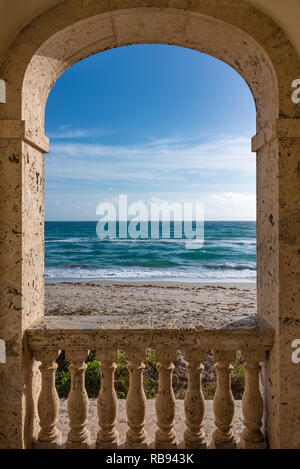 Torbogen Blick auf den Atlantik von der Worth Avenue Clock Tower am Strand in Palm Beach, Florida. (USA) Stockfoto