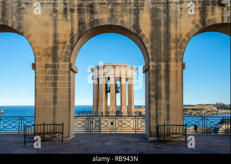 Die Siege Bell Memorial Tower viewd durch die Bögen der Lower Barrakka Gardens, Valletta, Malta Stockfoto