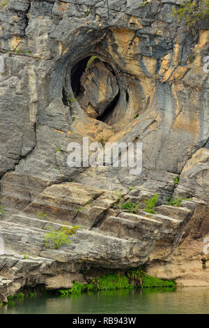 Felsformationen am Rand des Pedernales River, Pedernales Falls State Park, Texas, USA Stockfoto