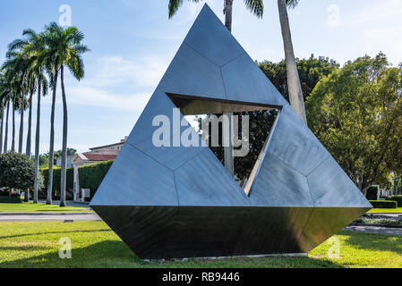 Intetra Skulptur von Isamu Noguchi in der Gesellschaft der vier künste in Palm Beach, Florida. (USA) Stockfoto