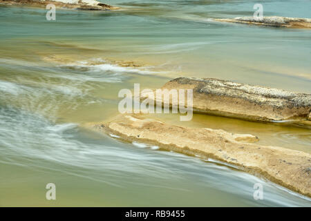 Pedernales River umströmenden erodierten Felsformationen, Pedernales Falls State Park, Texas, USA Stockfoto