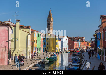 Venedig, Italien, 21. März 2018: Bunte Häuser auf der Insel Burano, Venedig, Italien. Stockfoto