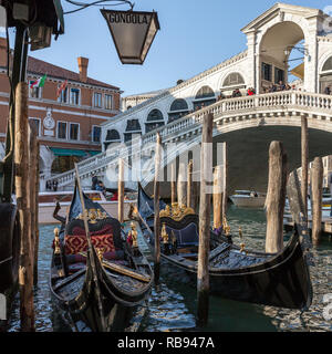 Venedig, Italien, 21. März 2018: Gondel Parkplätze in der Nähe der berühmten Realto Brücke auf einer Grand Canal in Venedig mit den Servizio Gondole Zeichen Stockfoto