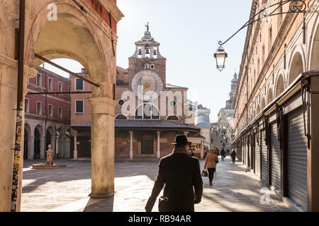 Venedig, Italien, 22. März 2018: Unbekannter Menschen gehen in der Nähe der Kirche San Giacomo di Rialto oder Chiesa di San Giacomo di Rialto in Venedig Stockfoto