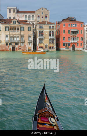 Traditionelle venezianische Gondel auf der Seite Kanal in Venedig, Italien Stockfoto