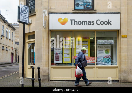 High Street Shopper sind abgebildet vorbei Thomas Cook Reisebüro shop in Bath, England, Großbritannien Stockfoto