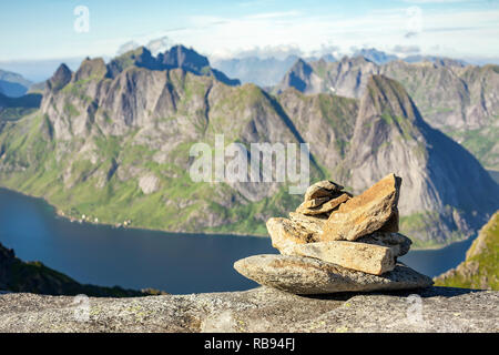 Pfad marker Cairn auf dem Weg nach Munkan peak in Lofoten, Nördliches Norwegen Stockfoto