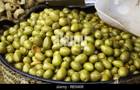 Oliven mit Paprika und Essig, Essen und Vorspeise Stockfoto