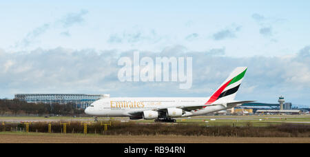 Flughafen Gatwick, England, Großbritannien - 09 Dezember 2018: Ein Airbus A380 der Emirates Airline Taxis nach der Landung am Flughafen London Gatwick. Traffic Control Tower. Stockfoto