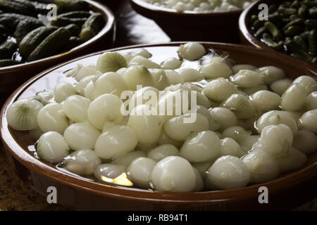 Zwiebeln in Essig mit Öl, Aperitif und essen Stockfoto