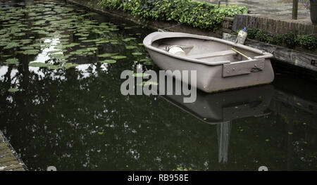 Boot auf dem Kanal in Belgien, Detail der Transport von Wasser Stockfoto