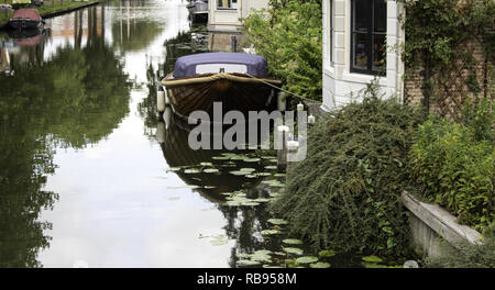 Boot auf dem Kanal in Belgien, Detail der Transport von Wasser Stockfoto