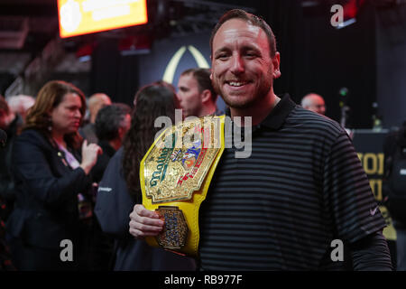 Santa Clara, Kalifornien, USA. 5 Jan, 2019. Januar 05, 2019, San Jose, Kalifornien, USA - 2018 Nathan's Hot Dogs Weltmeister Joey Chestnut stellt seine Trophäe Riemen während der Tag im SAP-Center vor dem College Football Endspiel nationale Meisterschaft Spiel zwischen der Clemson Tiger und die Alabama Crimson Tide am Levi's Stadion, Santa Clara, Kalifornien. Quelle: Adam Lacy/ZUMA Draht/Alamy leben Nachrichten Stockfoto