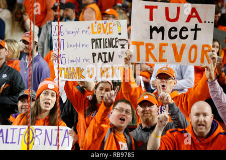 Santa Clara, Kalifornien, USA. 07 Jan, 2019. Clemson Tiger Fans unterstützen quarterback Trevor Lawrence#16 während der nationalen Meisterschaft zwischen der Clemson Tiger und die Alabama Crimson Tide am Levi's Stadion in Santa Clara, Kalifornien. Charles Baus/CSM/Alamy leben Nachrichten Stockfoto