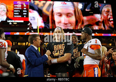 Santa Clara, Kalifornien, USA. 07 Jan, 2019. Clemson Tiger quarterback Trevor Lawrence#16 wird nach der nationalen Meisterschaft zwischen der Clemson Tiger und die Alabama Crimson Tide am Levi's Stadion in Santa Clara, Kalifornien, interviewt. Charles Baus/CSM/Alamy leben Nachrichten Stockfoto