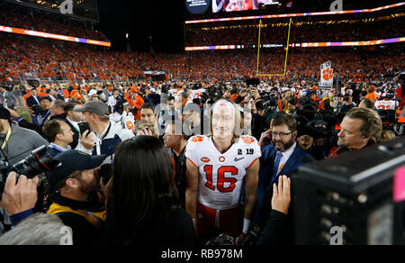 Santa Clara, Kalifornien, USA. 07 Jan, 2019. Clemson Tiger quarterback Trevor Lawrence#16 wird nach der nationalen Meisterschaft zwischen der Clemson Tiger und die Alabama Crimson Tide am Levi's Stadion in Santa Clara, Kalifornien, interviewt. Charles Baus/CSM/Alamy leben Nachrichten Stockfoto