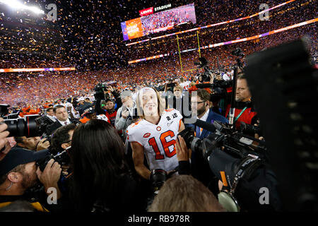 Santa Clara, Kalifornien, USA. 07 Jan, 2019. Clemson Tiger quarterback Trevor Lawrence#16 wird nach der nationalen Meisterschaft zwischen der Clemson Tiger und die Alabama Crimson Tide am Levi's Stadion in Santa Clara, Kalifornien, interviewt. Charles Baus/CSM/Alamy leben Nachrichten Stockfoto