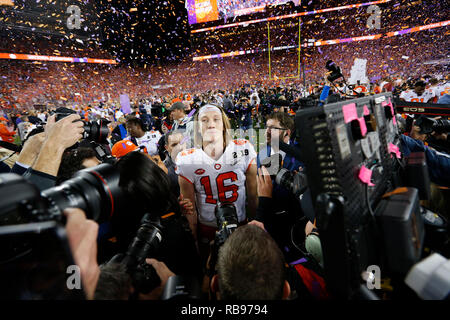 Santa Clara, Kalifornien, USA. 07 Jan, 2019. Clemson Tiger quarterback Trevor Lawrence#16 wird nach der nationalen Meisterschaft zwischen der Clemson Tiger und die Alabama Crimson Tide am Levi's Stadion in Santa Clara, Kalifornien, interviewt. Charles Baus/CSM/Alamy leben Nachrichten Stockfoto