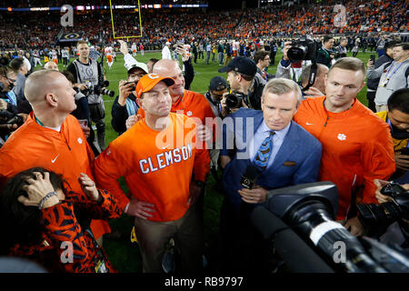 Santa Clara, Kalifornien, USA. 07 Jan, 2019. Clemson Tiger Head Coach Dabo Swinney nach der nationalen Meisterschaft zwischen der Clemson Tiger und die Alabama Crimson Tide am Levi's Stadion in Santa Clara, Kalifornien, interviewt. Charles Baus/CSM/Alamy leben Nachrichten Stockfoto