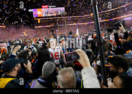 Santa Clara, Kalifornien, USA. 07 Jan, 2019. Clemson Tiger quarterback Trevor Lawrence#16 wird nach der nationalen Meisterschaft zwischen der Clemson Tiger und die Alabama Crimson Tide am Levi's Stadion in Santa Clara, Kalifornien, interviewt. Charles Baus/CSM/Alamy leben Nachrichten Stockfoto