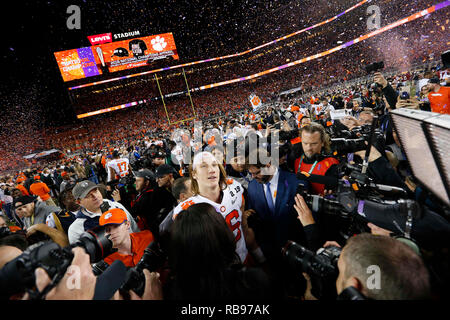 Santa Clara, Kalifornien, USA. 07 Jan, 2019. Clemson Tiger quarterback Trevor Lawrence#16 wird nach der nationalen Meisterschaft zwischen der Clemson Tiger und die Alabama Crimson Tide am Levi's Stadion in Santa Clara, Kalifornien, interviewt. Charles Baus/CSM/Alamy leben Nachrichten Stockfoto