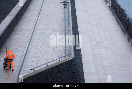 08. Januar 2019, Nordrhein-Westfalen, Köln: ein Mann reinigt den Rheinboulevard. Das Wetter ist immer noch grau in grau. Foto: Rolf Vennenbernd/dpa Stockfoto