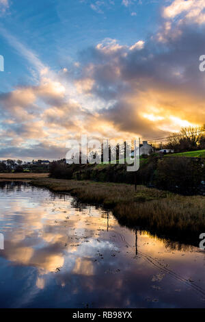 Ardara, County Donegal, Irland. 8. Januar 2019. Die Sonne über Coastal Cottages auf einen milden, ruhiger Tag. Credit: Richard Wayman/Alamy leben Nachrichten Stockfoto