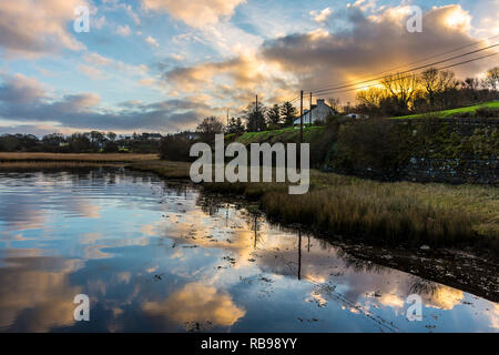 Ardara, County Donegal, Irland. 8. Januar 2019. Die Sonne über Coastal Cottages auf einen milden, ruhiger Tag. Credit: Richard Wayman/Alamy leben Nachrichten Stockfoto