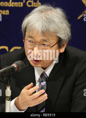 Tokio, Japan. 8 Jan, 2019. Ehemalige Nissan Motor Vorsitzender Carlos Ghosn Chief's Anwalt Motonari Otsuru spricht vor der Presse, die in ausländische Korrespondenten "Club für Japan in Tokio am Dienstag, 8. Januar 2019. Ghosn erschien in der Tokyo District Court auf der Suche nach einer Erklärung für seine nach wie vor anhaltenden Haft von November. Credit: Yoshio Tsunoda/LBA/Alamy leben Nachrichten Stockfoto