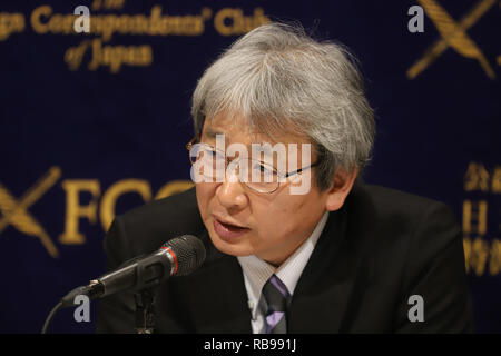 Tokio, Japan. 8 Jan, 2019. Ehemalige Nissan Motor Vorsitzender Carlos Ghosn Chief's Anwalt Motonari Otsuru spricht vor der Presse, die in ausländische Korrespondenten "Club für Japan in Tokio am Dienstag, 8. Januar 2019. Ghosn erschien in der Tokyo District Court auf der Suche nach einer Erklärung für seine nach wie vor anhaltenden Haft von November. Credit: Yoshio Tsunoda/LBA/Alamy leben Nachrichten Stockfoto