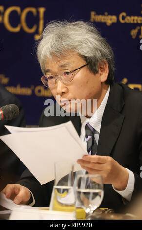 Tokio, Japan. 8 Jan, 2019. Ehemalige Nissan Motor Vorsitzender Carlos Ghosn Chief's Anwalt Motonari Otsuru spricht vor der Presse, die in ausländische Korrespondenten "Club für Japan in Tokio am Dienstag, 8. Januar 2019. Ghosn erschien in der Tokyo District Court auf der Suche nach einer Erklärung für seine nach wie vor anhaltenden Haft von November. Credit: Yoshio Tsunoda/LBA/Alamy leben Nachrichten Stockfoto