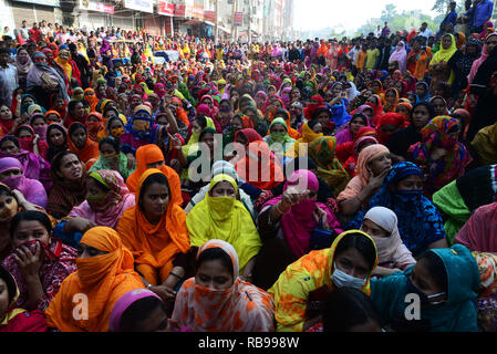 Dhaka, Bangladesch. 8. Januar, 2019. Bangladeshi kleider Arbeiter blockieren eine Straße während eines Protestes in Dhaka, Bangladesch, am 08., 2019. Hunderte von Textilarbeitern protestieren seit dem 6. Dezember zu fordern die Regierung auf, die neue Lohnstruktur ist für den Sektor erklärt hat, einschließlich der Mindestlohn umzusetzen. Credit: Mamunur Rashid/Alamy leben Nachrichten Stockfoto