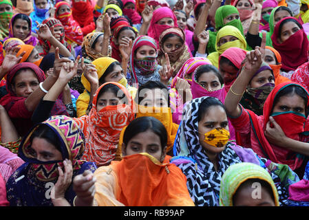 Dhaka, Bangladesch. 8. Januar, 2019. Bangladeshi kleider Arbeiter blockieren eine Straße während eines Protestes in Dhaka, Bangladesch, am 08., 2019. Hunderte von Textilarbeitern protestieren seit dem 6. Dezember zu fordern die Regierung auf, die neue Lohnstruktur ist für den Sektor erklärt hat, einschließlich der Mindestlohn umzusetzen. Credit: Mamunur Rashid/Alamy leben Nachrichten Stockfoto