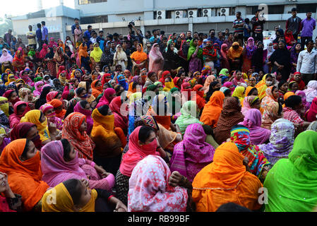 Dhaka, Bangladesch. 8. Januar, 2019. Bangladeshi kleider Arbeiter blockieren eine Straße während eines Protestes in Dhaka, Bangladesch, am 08., 2019. Hunderte von Textilarbeitern protestieren seit dem 6. Dezember zu fordern die Regierung auf, die neue Lohnstruktur ist für den Sektor erklärt hat, einschließlich der Mindestlohn umzusetzen. Credit: Mamunur Rashid/Alamy leben Nachrichten Stockfoto