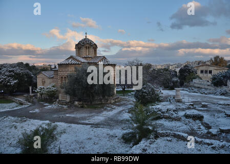 Athen, Griechenland. 8. Januar 2019. Schnee fällt auf die Kirche der Heiligen Apostel in die Antike Agora in Athen, Griechenland. Credit: Nicolas Koutsokostas/Alamy Leben Nachrichten. Stockfoto