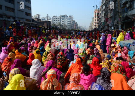 Dhaka, Bangladesch. 8. Januar, 2019. Bangladeshi kleider Arbeiter blockieren eine Straße während eines Protestes in Dhaka, Bangladesch, am 08., 2019. Hunderte von Textilarbeitern protestieren seit dem 6. Dezember zu fordern die Regierung auf, die neue Lohnstruktur ist für den Sektor erklärt hat, einschließlich der Mindestlohn umzusetzen. Credit: Mamunur Rashid/Alamy leben Nachrichten Stockfoto