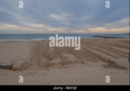 Sandbanks Beach, Dorset, Großbritannien. 8. Januar, 2019. UK Wetter Sandbanks Beach Poole Dorset UK 8. Januar 2019. Die Titel von den Traktor links arbeitet der Sand wieder auf den Strand zu kommen, nachdem der Sturm und Wind. Credit: Suzanne McGowan/Alamy leben Nachrichten Stockfoto