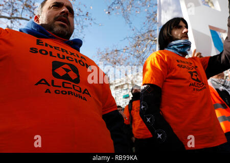 Madrid, Spanien. 8. Januar, 2019. Konzentration von Alcoa Arbeitnehmer in Madrid einberufen, Maßnahmen, die von der Regierung zu fordern, daß die endgültige Schließung der Fabriken zu verhindern. Die Konzentration fand vor dem Ministerium für Industrie, Handel und Tourismus, Jan 8, 2019 in Madrid, Spanien Quelle: Jesús Hellin/Alamy leben Nachrichten Stockfoto