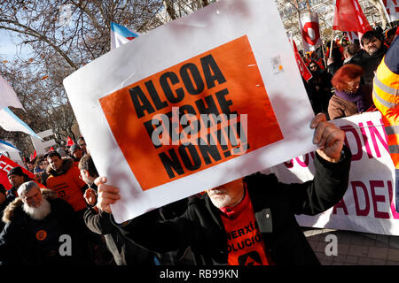 Madrid, Spanien. 8. Januar, 2019. Konzentration von Alcoa Arbeitnehmer in Madrid einberufen, Maßnahmen, die von der Regierung zu fordern, daß die endgültige Schließung der Fabriken zu verhindern. Die Konzentration fand vor dem Ministerium für Industrie, Handel und Tourismus, Jan 8, 2019 in Madrid, Spanien Quelle: Jesús Hellin/Alamy leben Nachrichten Stockfoto